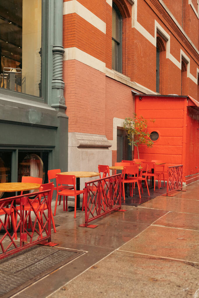 bistro tables on terrace of cafe on street in New York City - Φωτογραφία, εικόνα