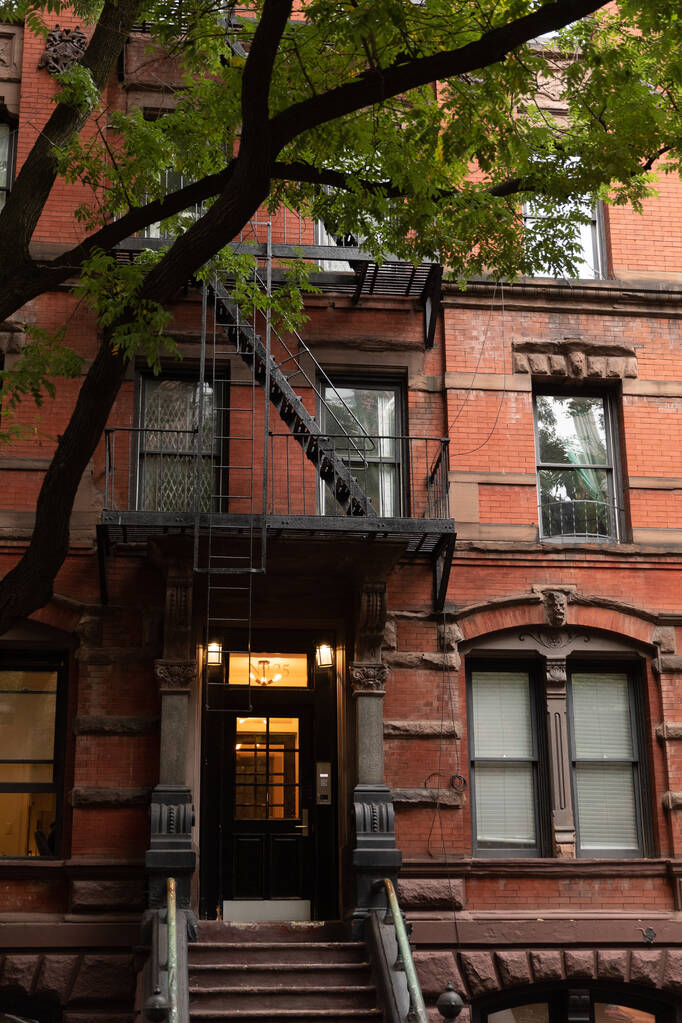 Φανοί κοντά στην είσοδο του σπιτιού τούβλο στη Νέα Υόρκη - Φωτογραφία, εικόνα