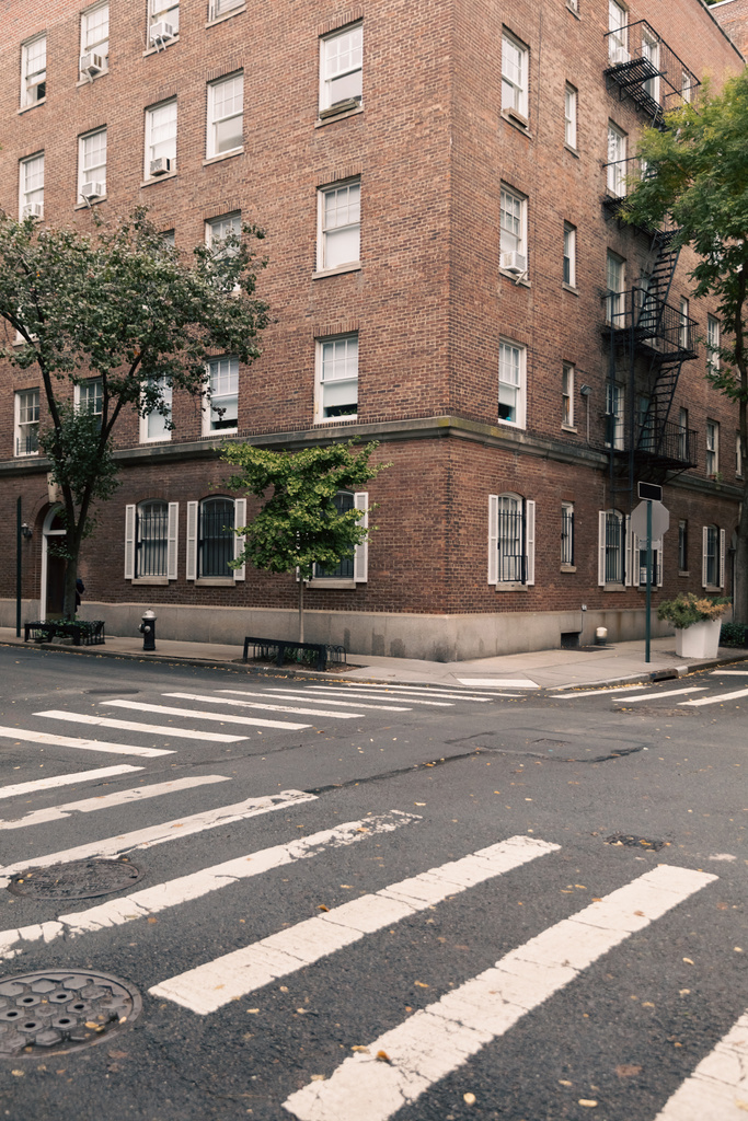 Corner of brick house and crosswalks on road on street in New York City - Foto, Imagem