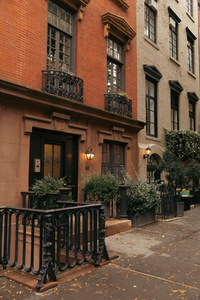 Lantaarns in de buurt van deuren van gebouw op straat in New York City - Foto, afbeelding