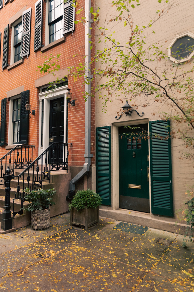 Door and windows with shutters on building on street in New York City - 写真・画像