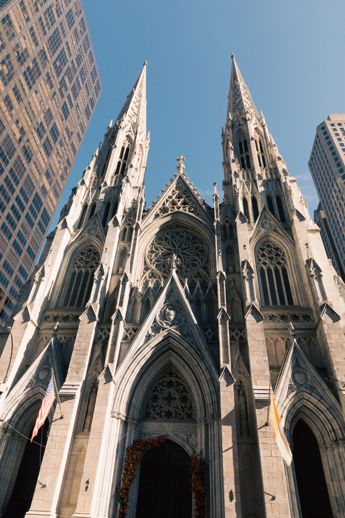 Vista de baixo ângulo da Catedral de São Patrício em Nova York - Foto, Imagem