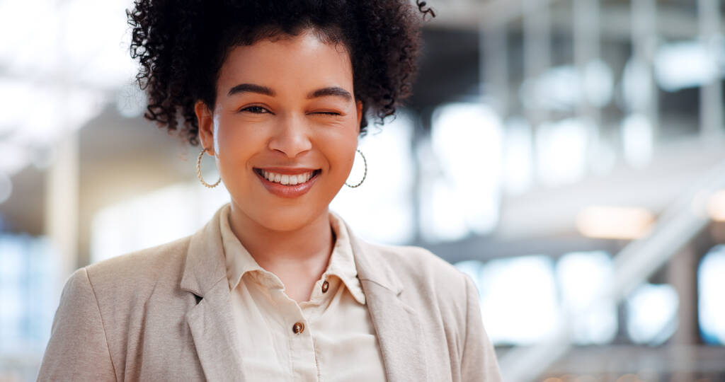 Johtajuus, liike-elämä ja musta nainen vinkkaavat kävelyä yrityksen työpaikalla tavoitteineen, missioineen ja visioineen. Menestys, startup ja onnellinen tyttö yrittäjä onnellinen ajattelutapa, motivaatiota ja luottamusta. - Valokuva, kuva