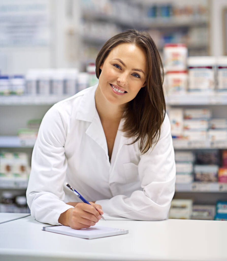 I always have a smile ready for my clients. Portrait of an attractive young pharmacist standing at the prescription counter - Foto, afbeelding