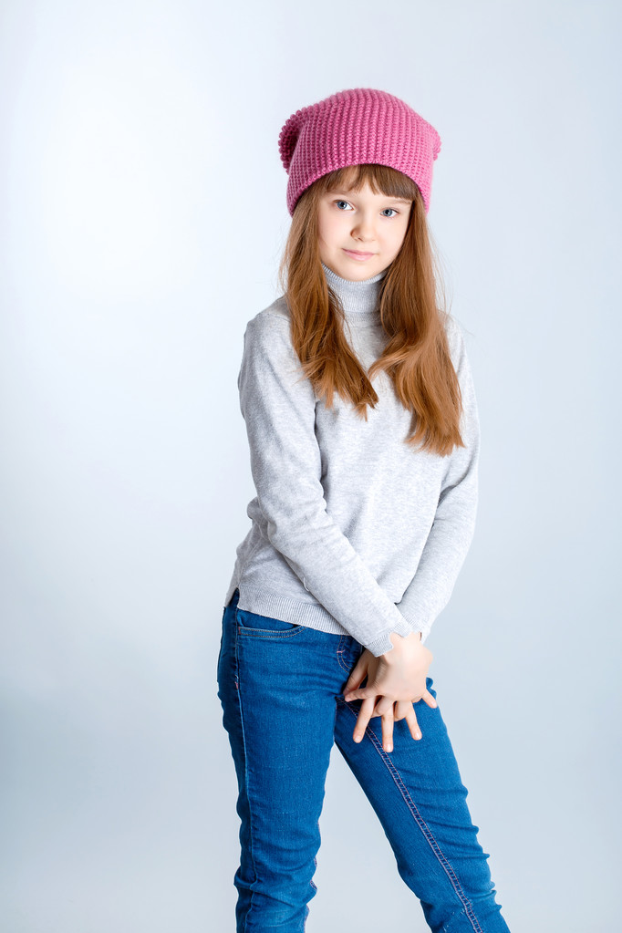 Niña con sombrero de punto rosa
 - Foto, imagen