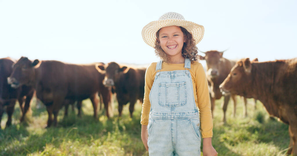 Gelukkig kind, landbouw en plezier leren om te zorgen voor dieren, koeien en vee tijdens de natuur reizen op het platteland. Portret van meisje kind glimlachend en gelukkig genieten van landelijke rundvlees boerderij leven en duurzaamheid. - Foto, afbeelding