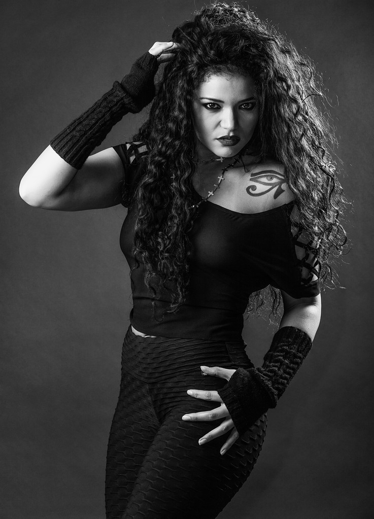 Trasgressiva e bella ragazza rocker posa in bianco e nero
 - Foto, immagini