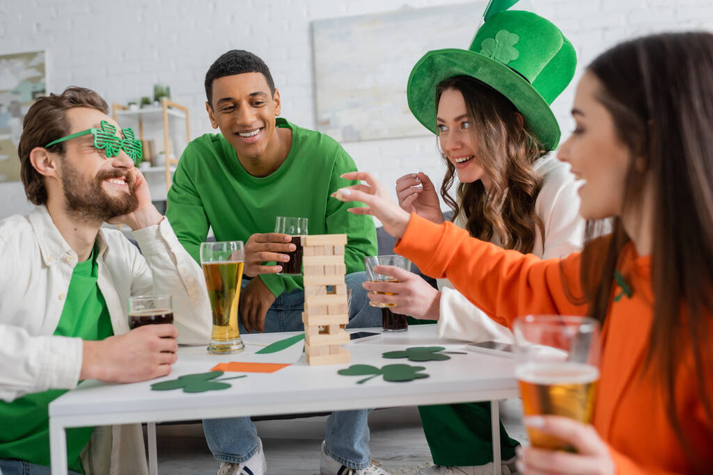 Pozytywne wielonarodowych przyjaciół z piwa gra bloki drewna podczas świętowania świętego Patricka dzień - Zdjęcie, obraz