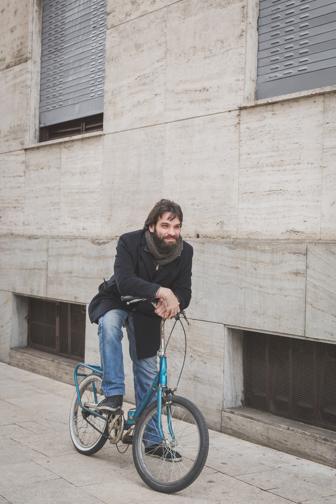 junger schöner bärtiger Mann posiert mit seinem Fahrrad - Foto, Bild