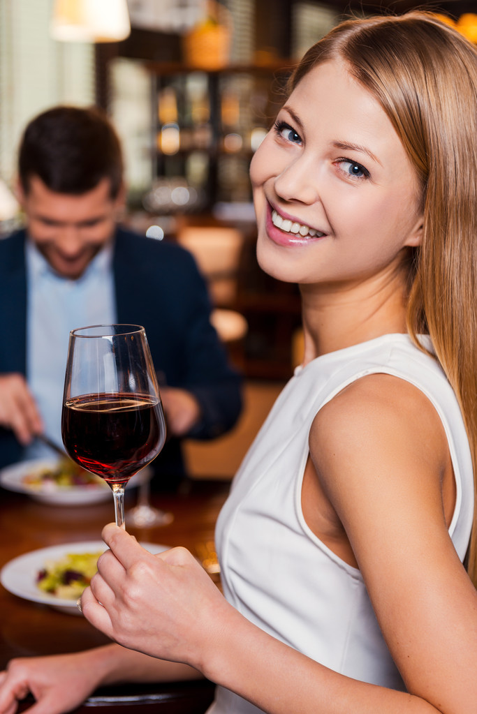 Femme tenant un verre avec du vin
 - Photo, image