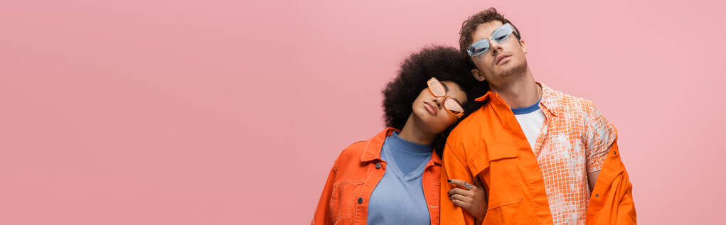 Modelos multiétnicos elegantes em óculos de sol isolados em rosa, banner  - Foto, Imagem