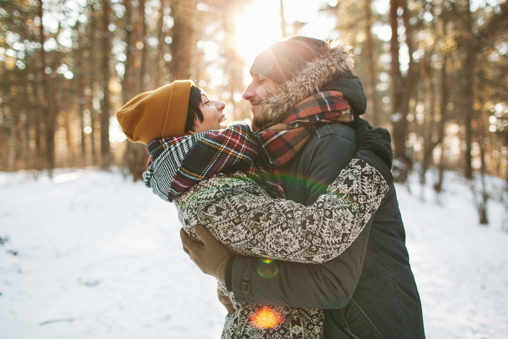 Giovane coppia hipster che si abbraccia nella foresta invernale
 - Foto, immagini