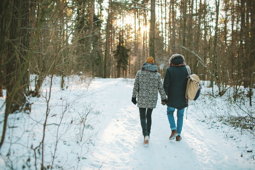 Joven pareja hipster dando un paseo en el bosque de invierno
 - Foto, imagen