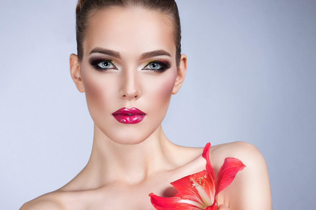 krásná žena s světlý make-up a červený květ - Fotografie, Obrázek