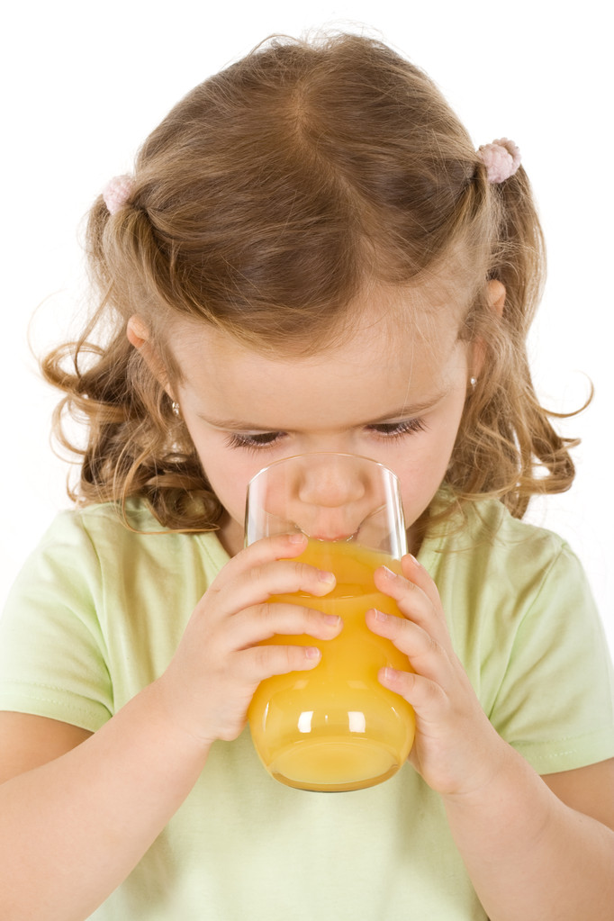 küçük kız meyve suyu içme - Fotoğraf, Görsel