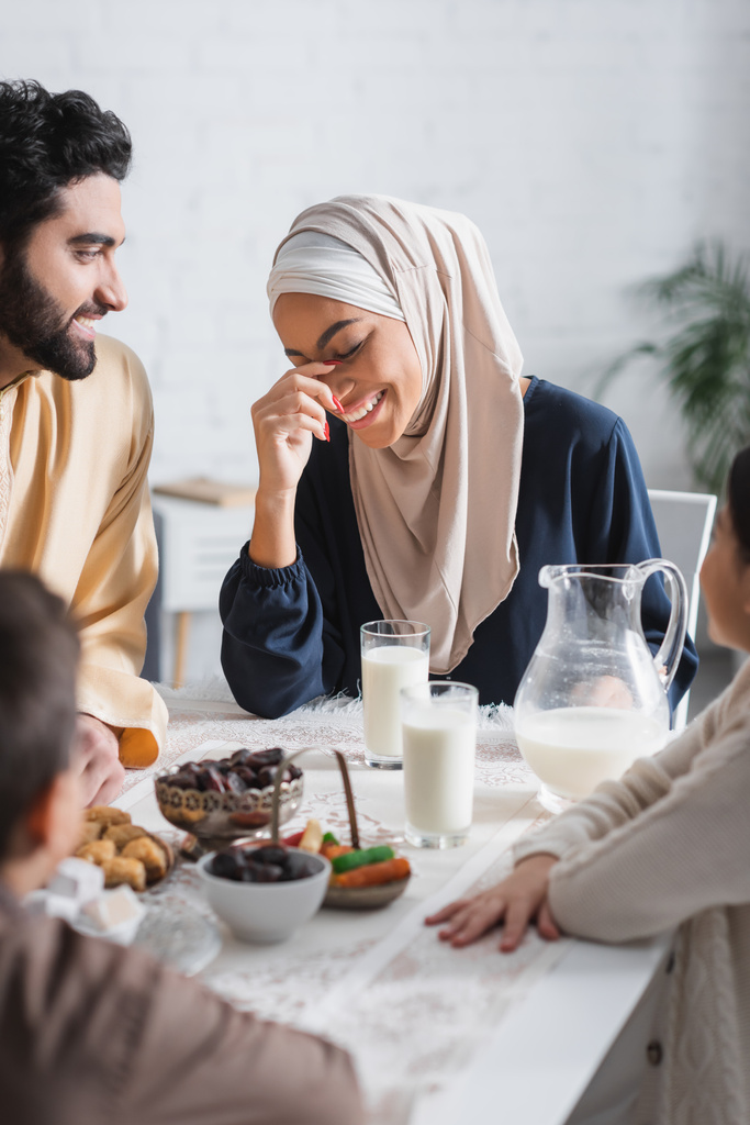 positive muslimische Familie frühstückt während Ramadan zu Hause  - Foto, Bild