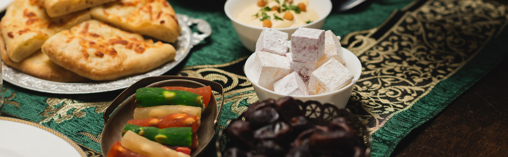 Νόστιμο φαγητό στο τραπέζι κατά τη διάρκεια του δείπνου στο ramadan, banner  - Φωτογραφία, εικόνα