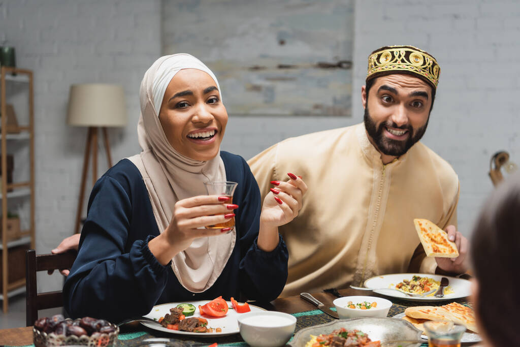 Nahöstliche Familie spricht beim Abendessen während Ramadan zu Hause  - Foto, Bild
