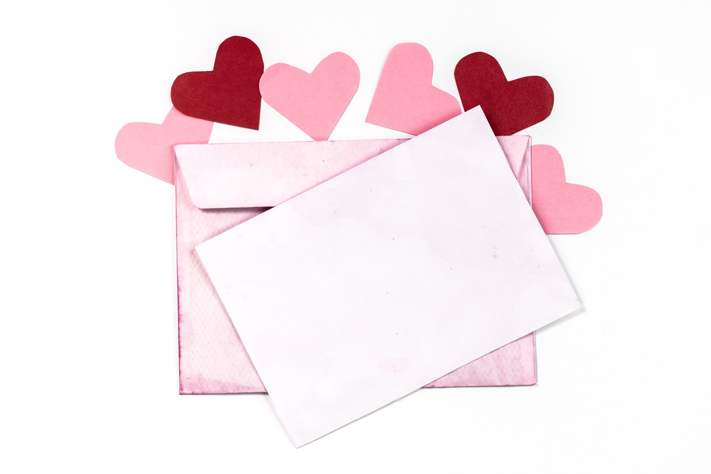 Izolované otevřené vintage obálky s růžovými stránkami a srdce - Fotografie, Obrázek
