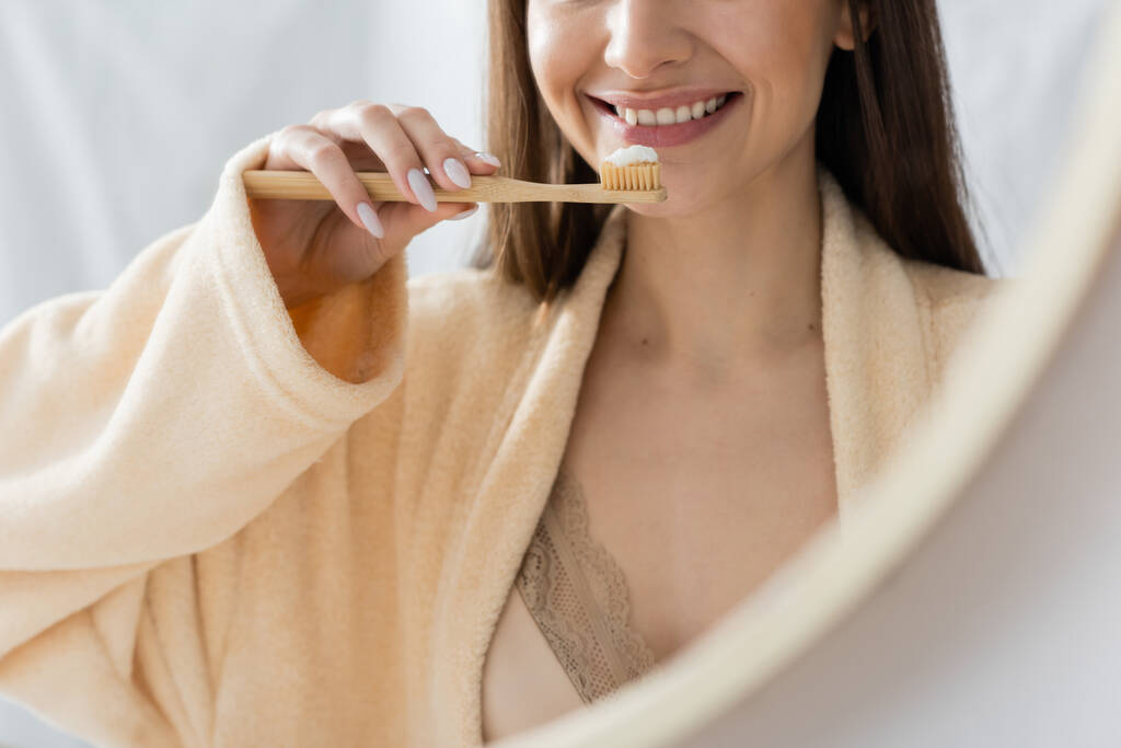 tükröződése vágott boldog nő fogkefe fogmosás fogmosás a fürdőszoba tükör  - Fotó, kép
