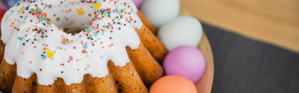 Delicious Easter bread and painted pastel colors eggs on table, banner  - Foto, Bild