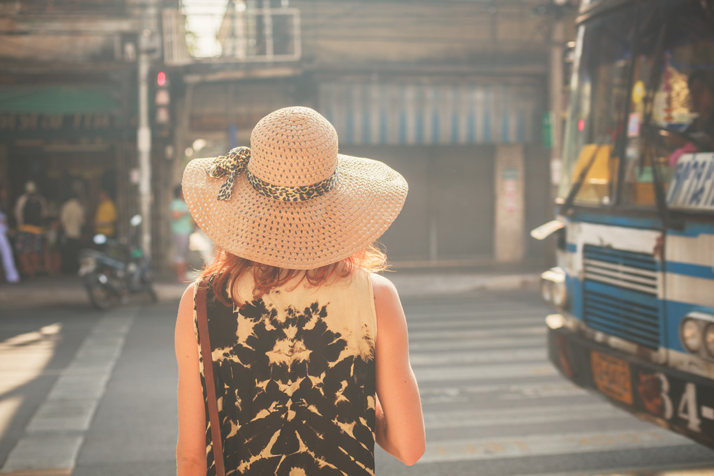 Młoda kobieta spaceru na ulicy azjatyckim kraju - Zdjęcie, obraz