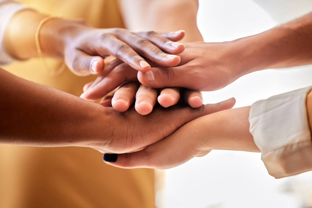 Las manos, el grupo y la gente se apilan para el apoyo, la solidaridad y el trabajo en equipo de éxito, la asociación de acuerdo y la confianza. Mano, pila y cooperación de colaboración, unidad y motivación comunitaria de sobre nosotros. - Foto, imagen