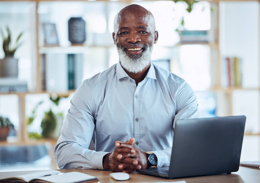 Senior μαύρο άνδρα, φορητό υπολογιστή και πορτρέτο χαμόγελο για την ηγεσία των επιχειρήσεων, τη διαχείριση ή το Ανθρώπινο Δυναμικό στο γραφείο. Ευτυχισμένος αφρικανικής Αμερικής αρσενικό εταιρικό CEO ή HR χαμογελώντας και κάθεται από το γραφείο του υπολογιστή. - Φωτογραφία, εικόνα