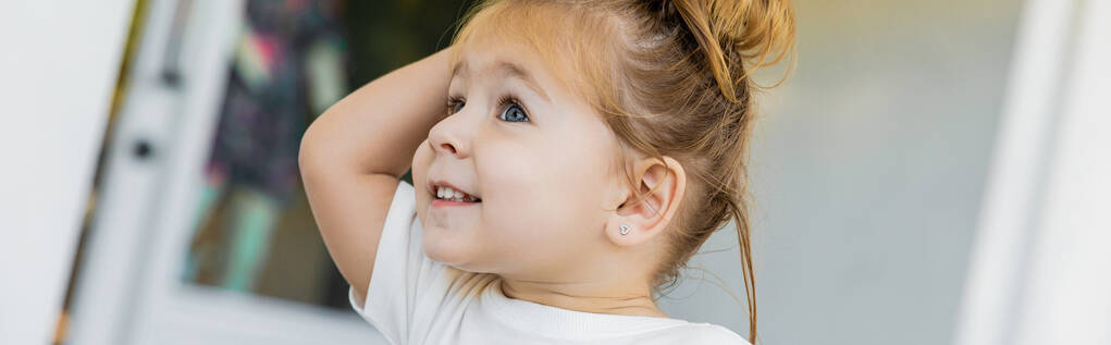 портрет веселої дівчинки-малятка в білій футболці, що дивиться на відкритому повітрі, банер
  - Фото, зображення