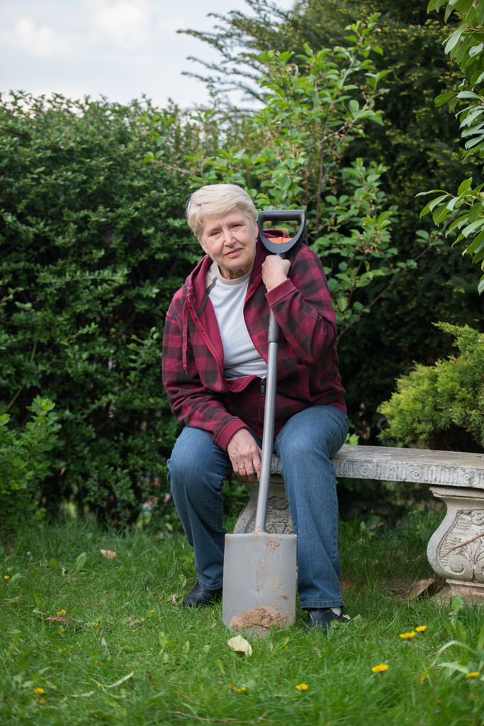 Seniorin bei der Gartenarbeit - Foto, Bild