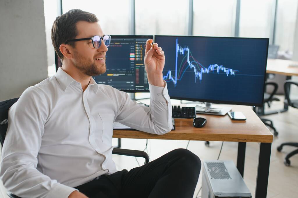 Successful trader in formalwear checking cryptocurrency information data on finance market graph, working in office. - Foto, Imagem