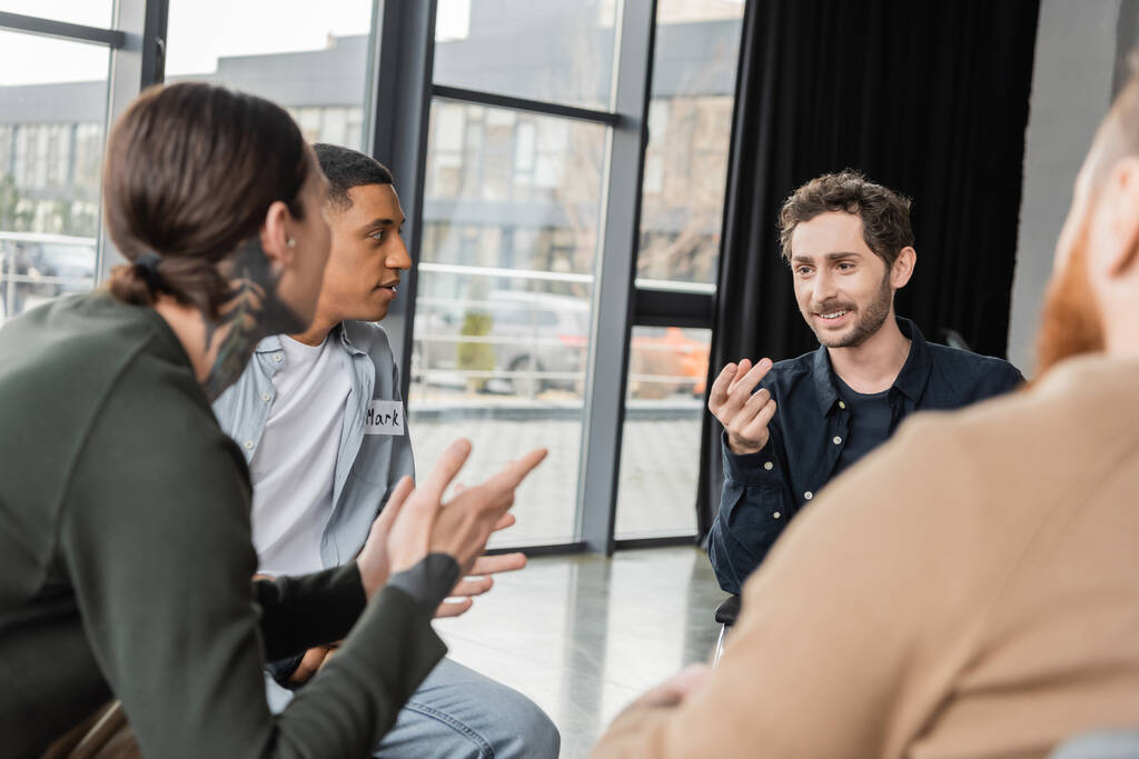 Menschen mit Alkoholabhängigkeit sprechen während einer Gruppentherapie in einem Reha-Zentrum  - Foto, Bild