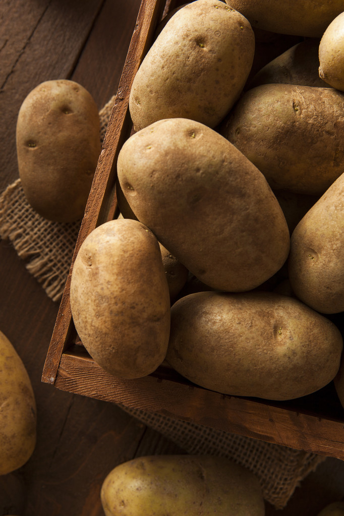 Organikus, nyers, barna krumpli - Fotó, kép