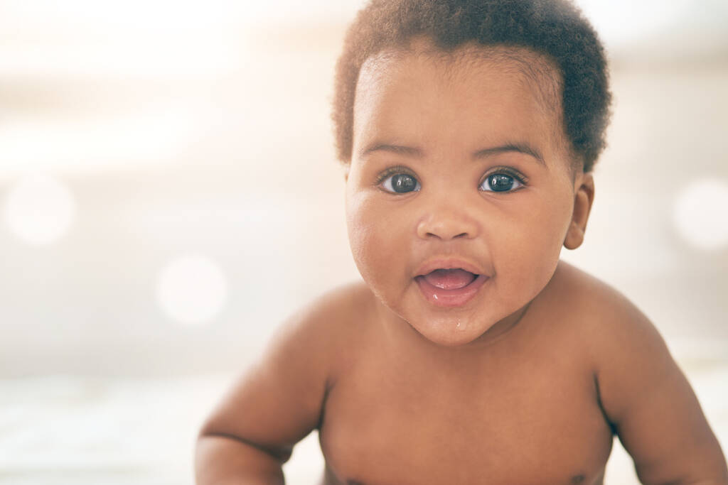 Sevimli bebek, siyah çocuk ve Bokeh 'le mutlu portre, maket ve kreş odasında yer, mutluluk ve rahatlama. Genç çocuk, kız ve gülümseme. Sağlıklı gelişim, büyüme ve sevimli bir yüz.. - Fotoğraf, Görsel