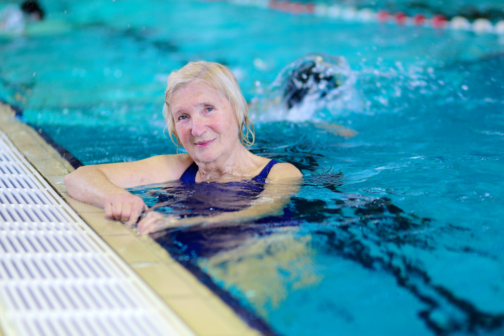 Пенсионерка наслаждается уроком в бассейне
 - Фото, изображение