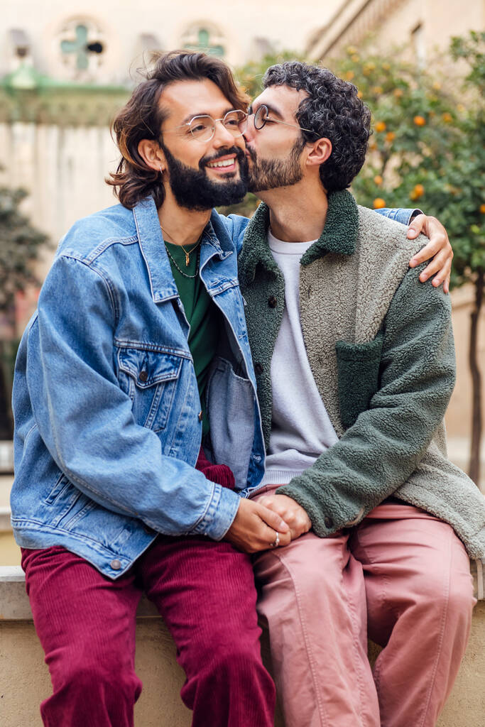 joven besar tiernamente sus novios mejilla, concepto de estilo de vida urbano y el amor entre personas del mismo sexo - Foto, Imagen