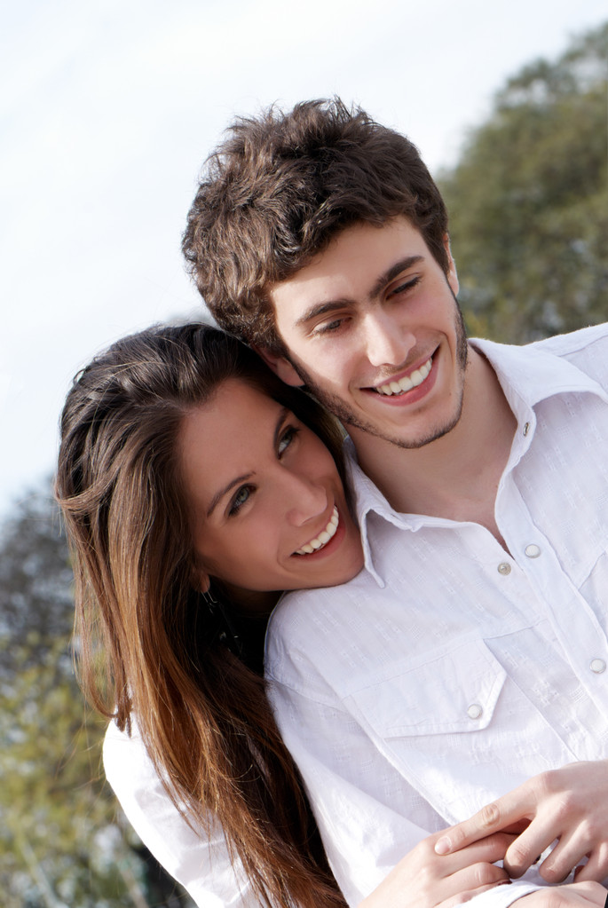 Primo piano di una giovane coppia sorridente - Foto, immagini