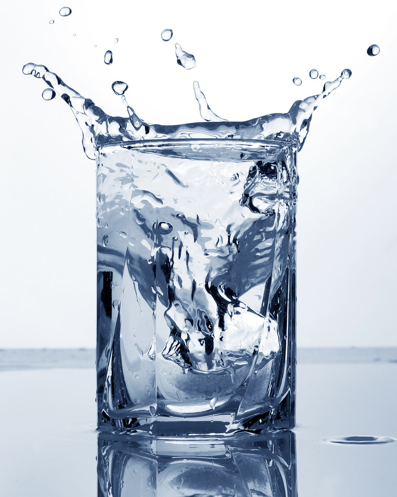 νερό και πάγο σε ποτήρι - Φωτογραφία, εικόνα