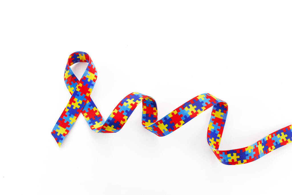 Journée mondiale de sensibilisation à l'autisme et de fierté ou mois avec ruban motif Puzzle sur fond blanc
. - Photo, image