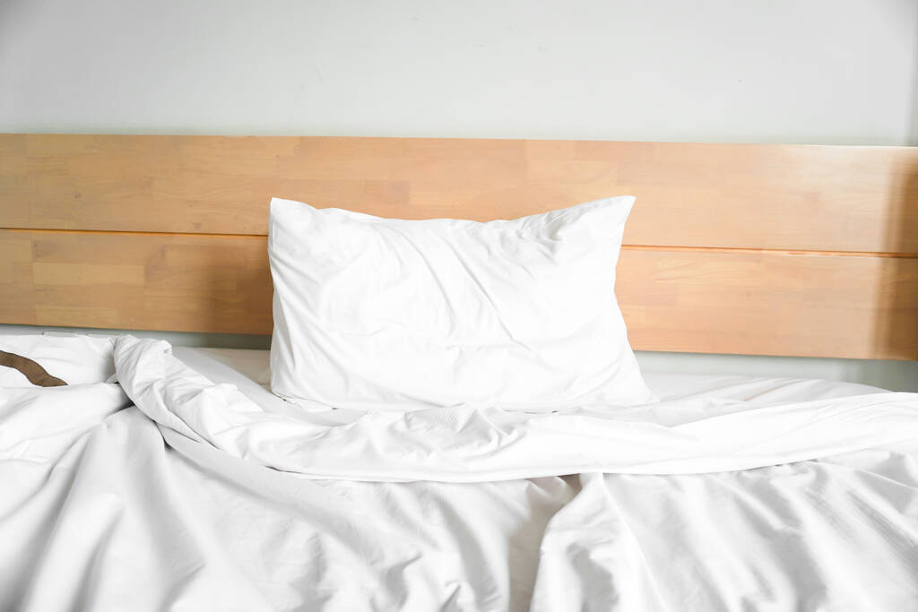 Μια φωτογραφία από μαλακά μαξιλάρια σε ένα άνετο κρεβάτι - Φωτογραφία, εικόνα