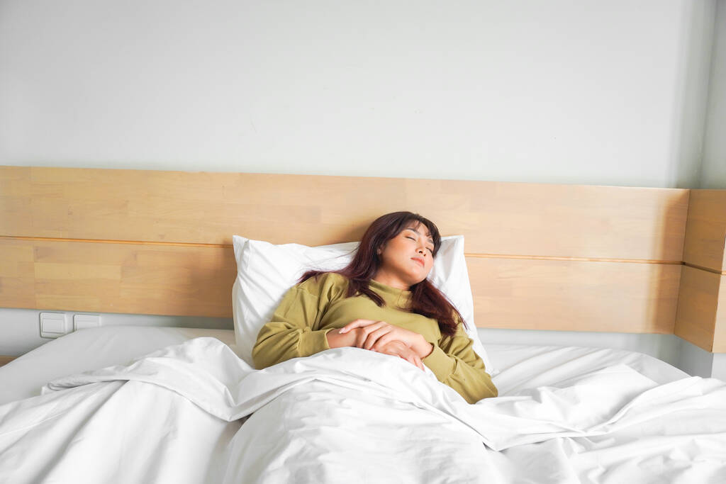 Jeune belle femme asiatique dormir dans son lit et se détendre le matin - Photo, image