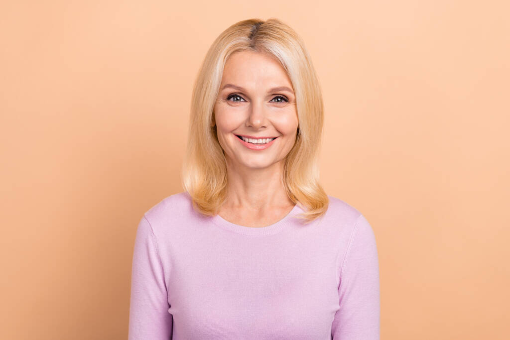 Zdjęcie portret uśmiechnięty uroczy młody doświadczony kierownik biura piękna pani blond włosy nosić różową koszulę izolowane na beżowym tle kolor. - Zdjęcie, obraz