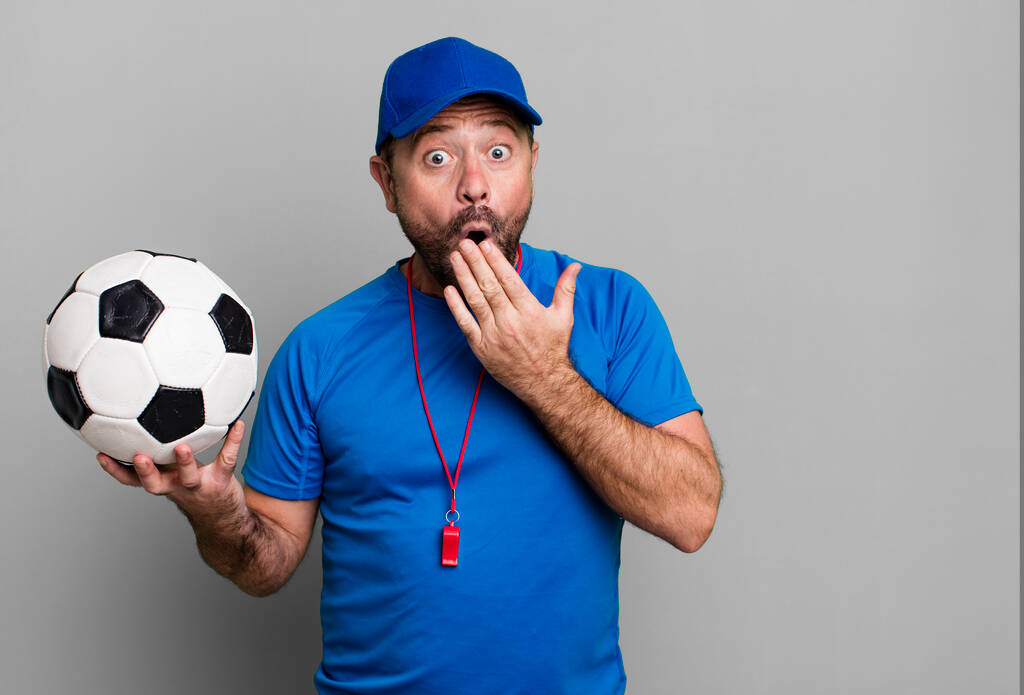 homem de meia idade conceito treinador esporte com uma bola de futebol - Foto, Imagem