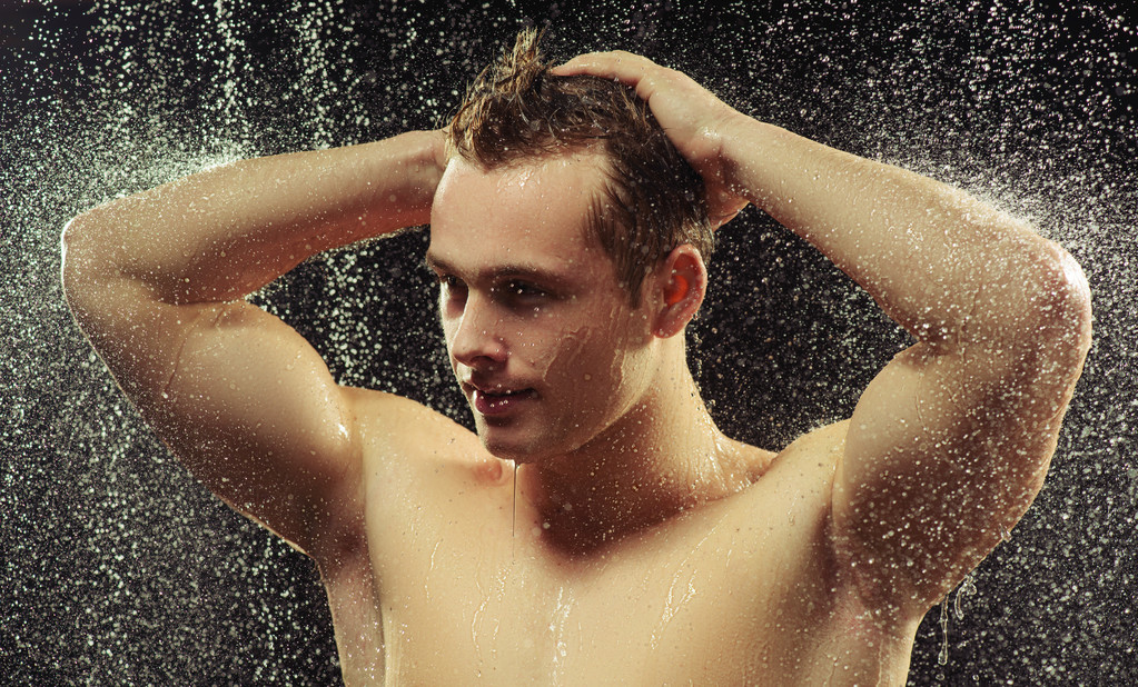 schöner junger Mann, der eine Dusche nimmt - Foto, Bild
