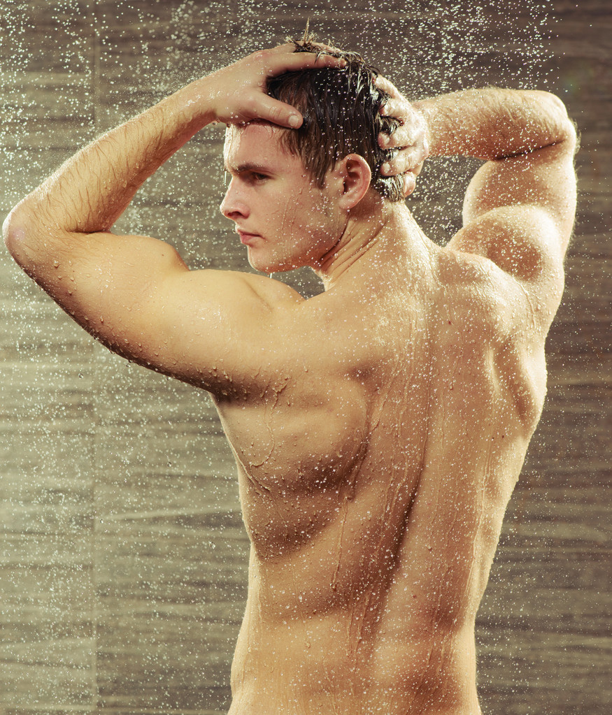 Komea nuori mies suihkussa
 - Valokuva, kuva