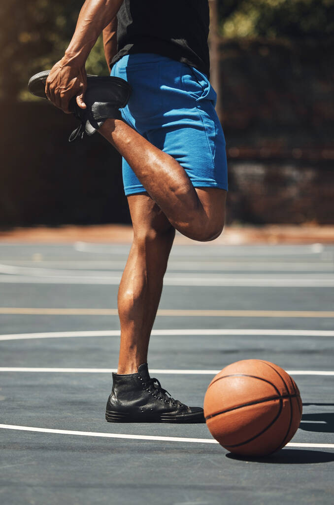 Fitness, basket e uomo allungando le gambe sul campo all'aperto per la preparazione muscolare con l'allenamento. Maschio muscoloso, forte e atleta con riscaldamento in piedi per l'esercizio di allenamento del gioco sportivo - Foto, immagini