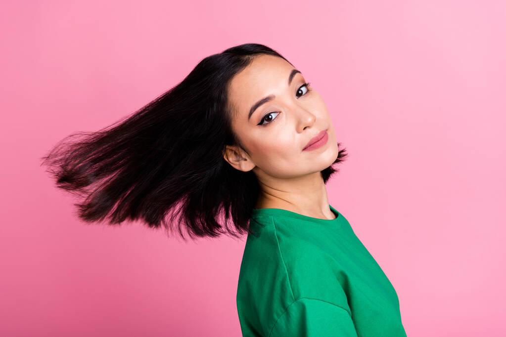 Profilfoto von wunderschönen philippinischen Person fliegende Haare neue Frisur isoliert auf rosa Hintergrund. - Foto, Bild