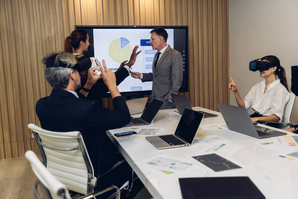 hommes d'affaires avec écouteurs de réalité virtuelle dans la salle de réunion au bureau. homme d'affaires brainstorming sur un virtuel 3d vr lunettes. - Photo, image