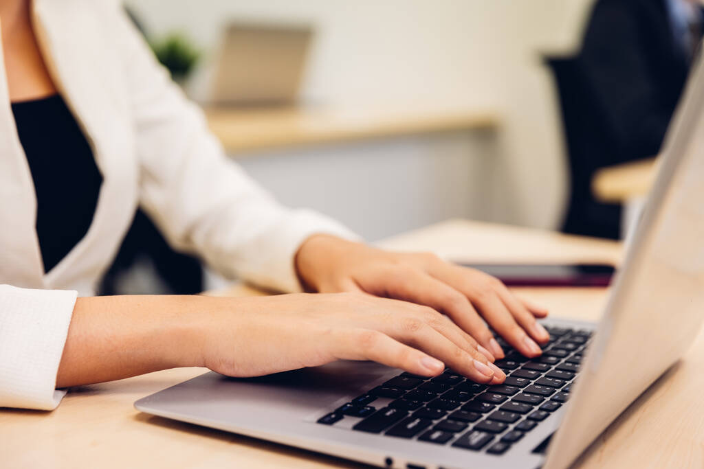 Бизнесмен вручную с помощью ноутбука или компьютера ищет информацию в Интернете интернет-общества веб.  - Фото, изображение