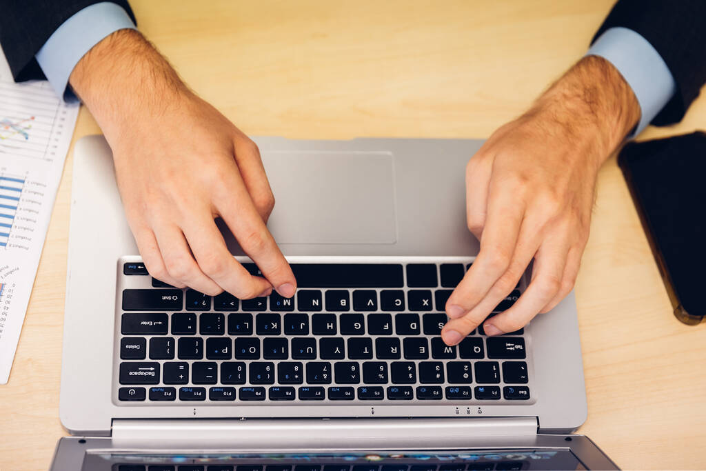 Üzleti ember kéz segítségével laptop vagy számítógép keres információt az interneten online társadalom web.  - Fotó, kép